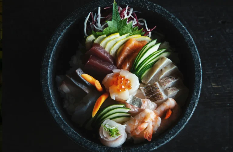 Japanese Cuisine in Singapore : Enjoy fresh cuts of sashimi and perfectly prepared Japanese rice in Singapore.