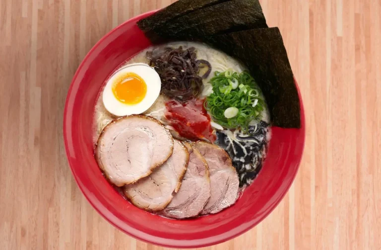 Japanese Cuisine in Singapore : Enjoy thick, chewy udon noodles in a light and savory broth at local eateries.