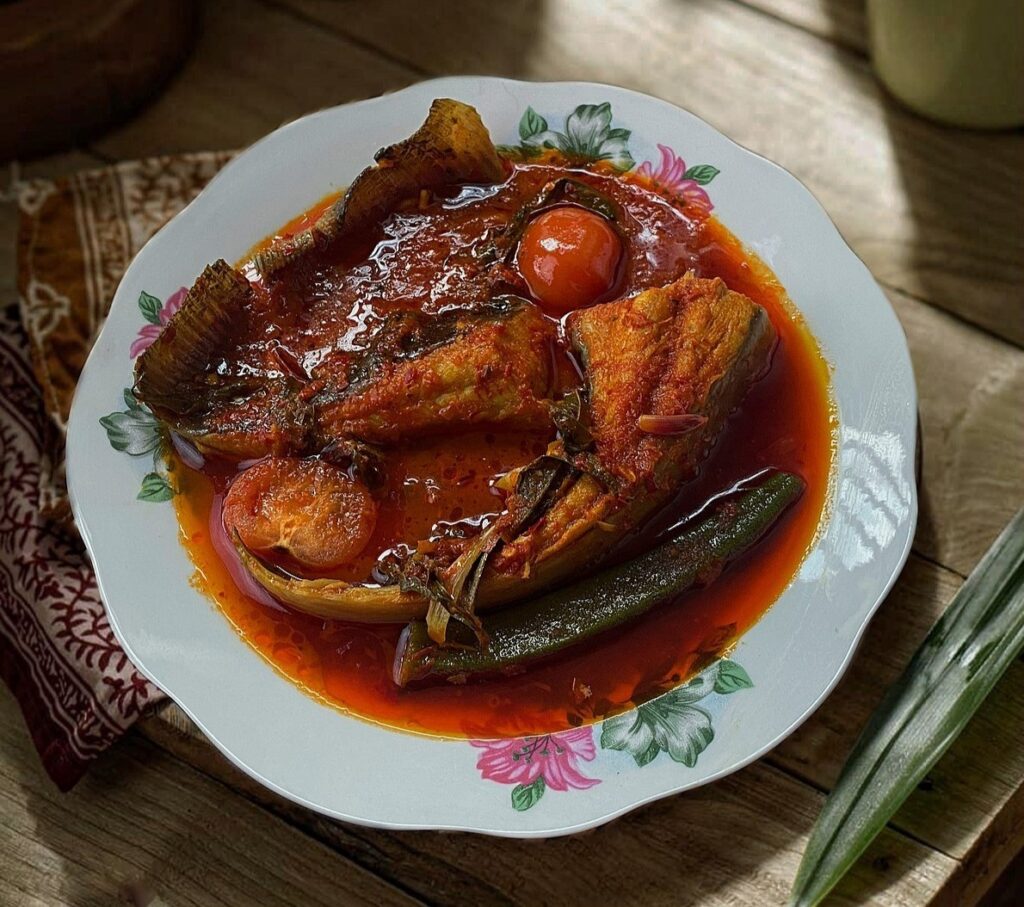 Malay Cuisine in SG : Spicy and sour Asam Pedas served with stingray and aromatic herbs
