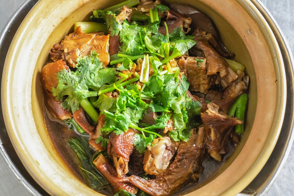 Chinese Cuisines SG : Double-boiled soups crafted with premium herbs and slow-cooked to perfection