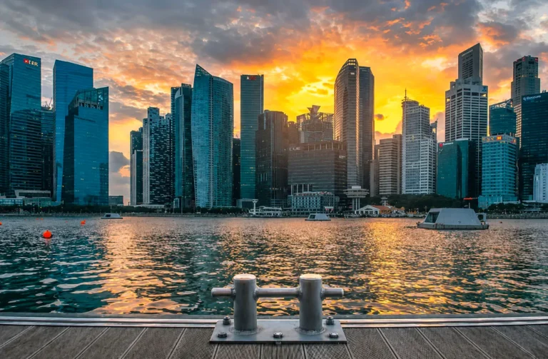 Sunset over the Singapore skyline with Marina Bay and Marina Bay Sands glowing under city lights, a breathtaking backdrop for romantic rooftop dining Singapore at a rooftop bar or rooftop restaurants offering fine dining, contemporary Asian cuisine, and Italian restaurant specialities. Perfect for a romantic date night, corporate events, or celebrations, this restaurant in Singapore delivers great food, signature cocktails, wine, steaks, and an imaginative menu crafted by an executive chef. Guests enjoy impeccable service, a la carte dishes, and new menu creations while soaking in stunning views of the Singapore Flyer, skyline views, and sea level reflections. The city skyline and Collyer Quay location invite dining under the night sky, where friends and couples sip drinks, explore flavours, and feast on quality food paired with cocktails and dinner plates. The elegant yet casual rooftop space is surrounded by city lights, offering a location for lunch, afternoon bites, or evening occasions. Every meal is a blend of taste, fun, and delight, with each bite a note of world‑class flavour. This space is ideal to literally miss at your peril, with access to the east, tickets to unforgettable events, and the chance to soak in the backdrop as you explore restaurants, bar menus, and dishes that turn any date into a feast.