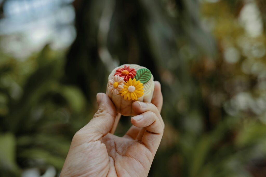 Vietnamese Cuisine in SG : Sweet and savory fillings like mung beans and egg yolk in mooncakes