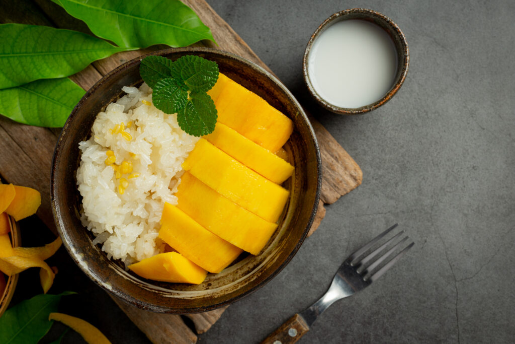 Thai Cuisine in Singapore : Sweet mango paired with rich coconut-infused sticky rice