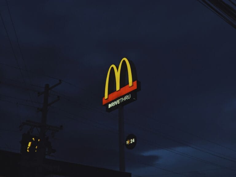 American Food SG: McDonald’s first outlet at Liat Towers with long queues in 1979