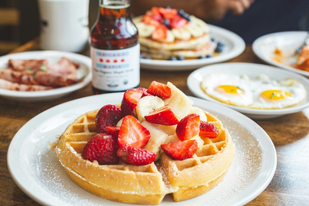 American Food SG : Fluffy pancakes served with maple syrup and fresh berries