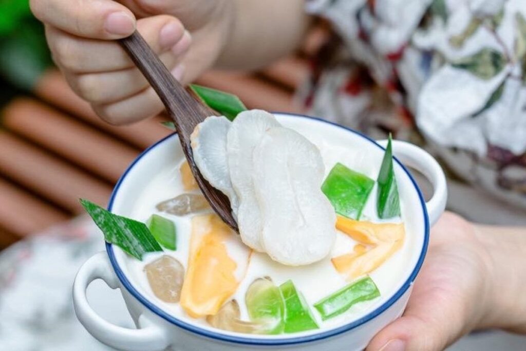 Vietnamese Cuisine in SG: Popular Vietnamese dessert combining creamy, chewy, and crunchy textures